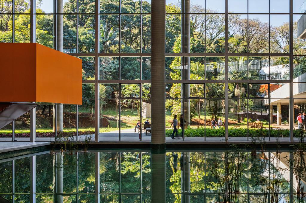 Бразильские архитекторы добавили яркий акцент в виде ярко-оранжевой лестницы к обычному офисному зданию Сан-Паулу