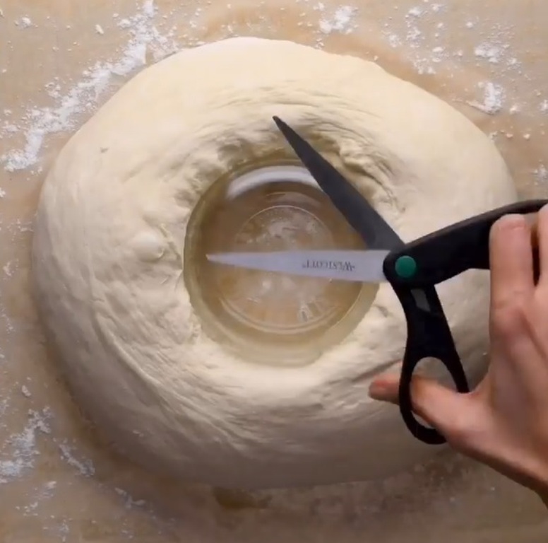 Перед тем как ставить пирог в духовку, беру в руки ножницы: фото