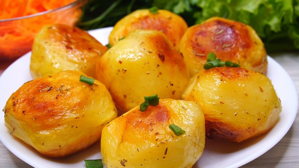 Вкуснейший жареный картофель с хрустящей корочкой и ароматом чеснока: по совету повара использую муку