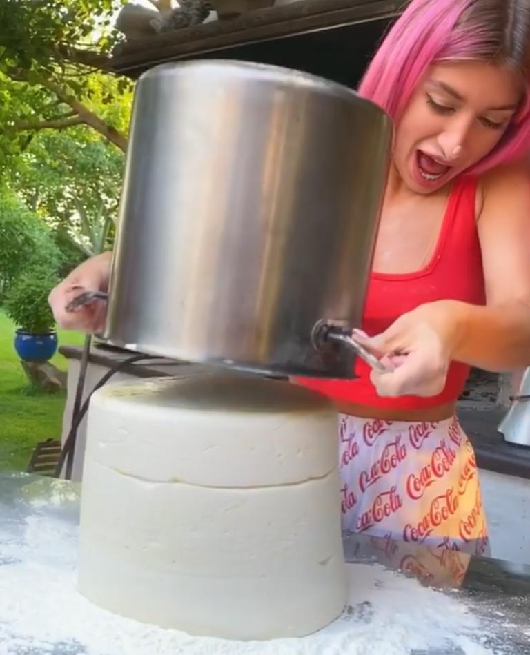 Увидела, как блогер приготовила огромную "зефиринку": сделаю такую же вместо торта ко дню рождения моей дочурки