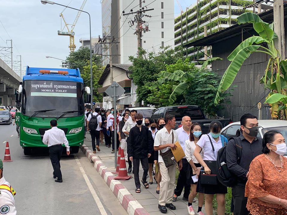 Некоторые занимали очередь с 4 часов утра: в Бангкоке устраиваться на работу в новый отель пришли более 8000 человек