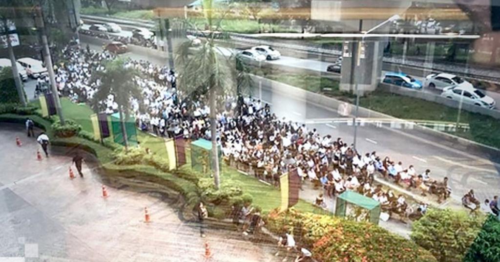 Некоторые занимали очередь с 4 часов утра: в Бангкоке устраиваться на работу в новый отель пришли более 8000 человек