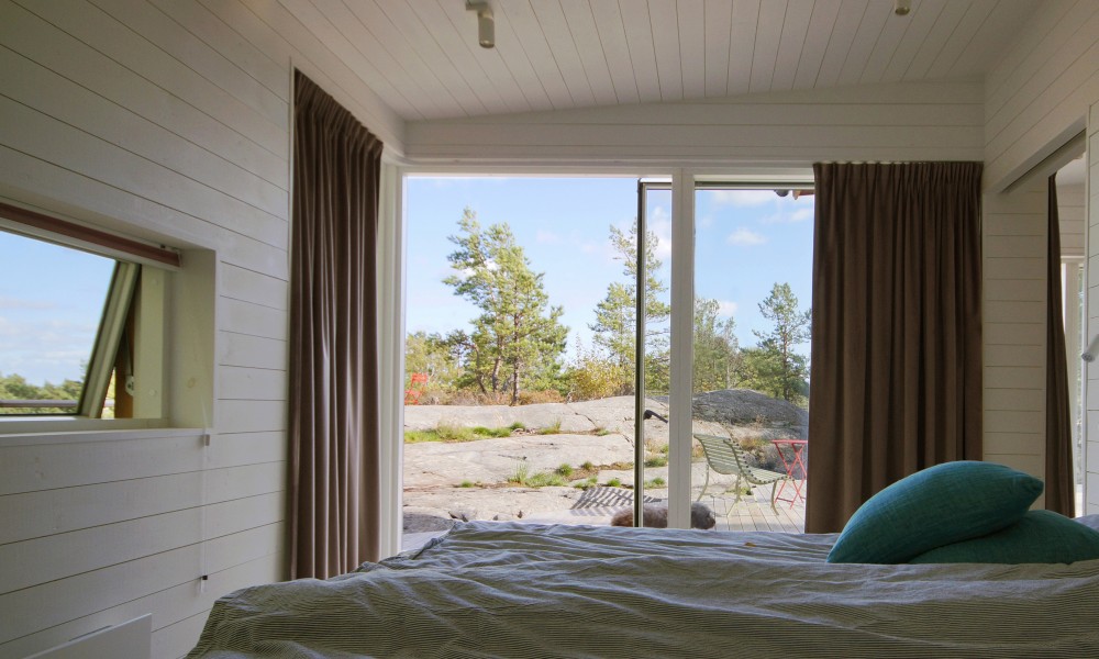 Архитектор построил летний домик на отдаленном Стокгольмском архипелаге. Материалы для строительства пришлось доставлять на вертолете