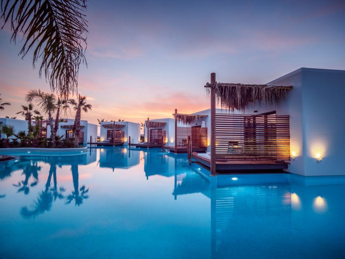 Место выглядит как модный отель на Мальдивах, но на самом деле бунгало расположены в обычном бассейне (фото)