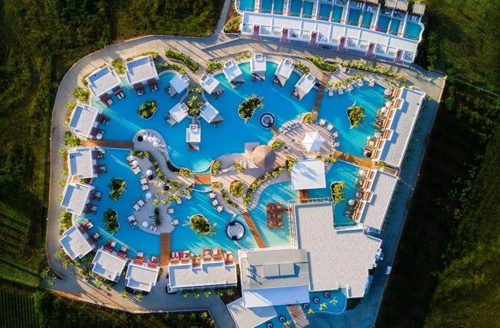 Место выглядит как модный отель на Мальдивах, но на самом деле бунгало расположены в обычном бассейне (фото)
