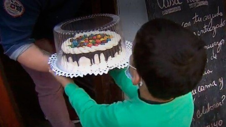 Кондитер печет торты и дарит бесплатно их на день рождения детям из малообеспеченных семей