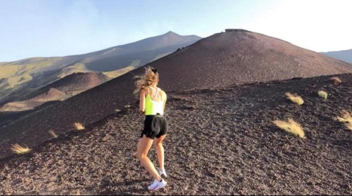 Фотокамера любит эту девушку: фехтовальщица из Сицилии Росселла Фьяминго проводит тренировки на фоне "марсианских" пейзажей горы Этна
