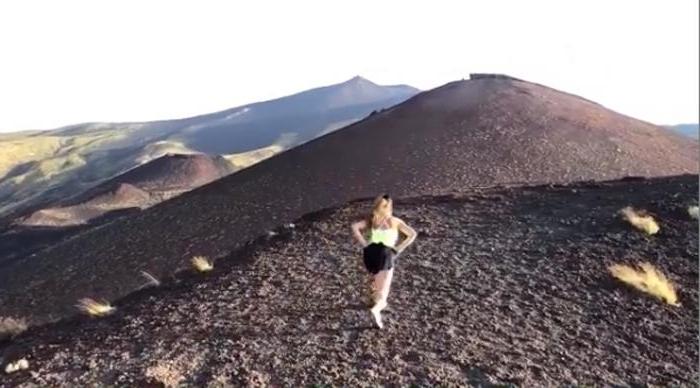 Фотокамера любит эту девушку: фехтовальщица из Сицилии Росселла Фьяминго проводит тренировки на фоне "марсианских" пейзажей горы Этна