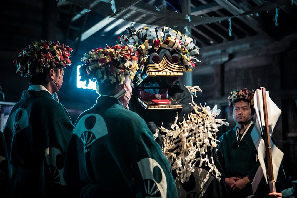 Фотограф Юкари Тикура отправилась в отдаленную деревню, чтобы заснять ежегодную церемонию ритуала привлечения удачи 1300-летней давности