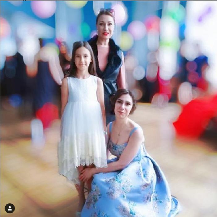 У актрисы Ольги Тумайкиной из т/с "В созвездии Стрельца" есть 2 красавицы дочери: старшая пошла по ее стопам: фото