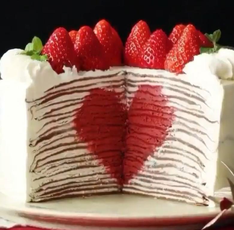 На одном из свиданий парень приготовил мне торт с признанием внутри: ничего романтичнее я не получала