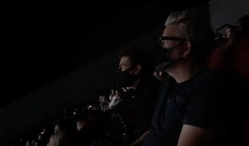 В перерыве между съемками Том Круз в маске посетил кинотеатр в Лондоне и остался в восторге