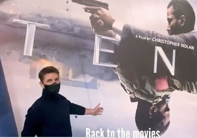 В перерыве между съемками Том Круз в маске посетил кинотеатр в Лондоне и остался в восторге
