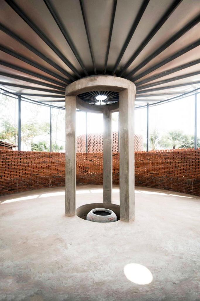 Архитекторы построили кирпичный зал-акведук в небольшой деревне, который собирает дождевую воду в сосуд в центре сооружения (фото)