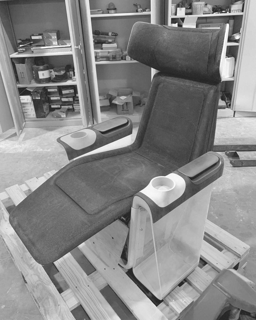 Дизайнеры создали постпандемическое кресло, интегрировав ряд гигиенических функций в ткань и структуру. Походы в кинотеатры станут безопаснее