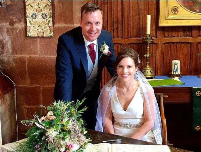 «Мы просто хотели пожениться!»: англичане связывают себя узами брака на единственной церковной свадьбе в этом году