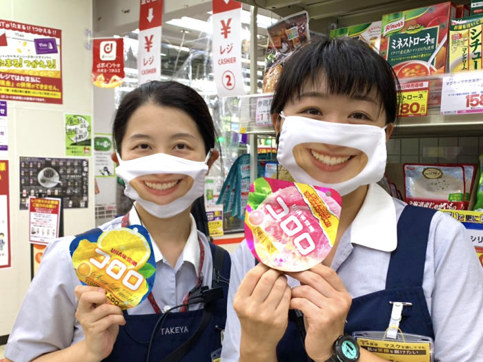 Каждый сотрудник японского магазина носит специальную маску "улыбки", чтобы выглядеть более дружелюбно