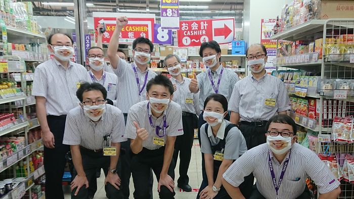 Каждый сотрудник японского магазина носит специальную маску "улыбки", чтобы выглядеть более дружелюбно