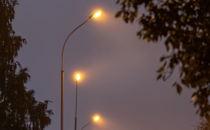 "Несгибаемый": в Екатеринбурге появился фонарь, который стоит прямо (фото)