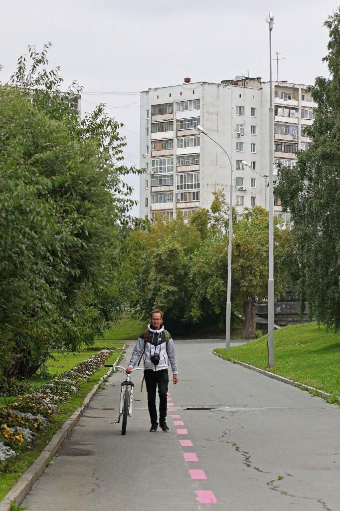 "Несгибаемый": в Екатеринбурге появился фонарь, который стоит прямо (фото)