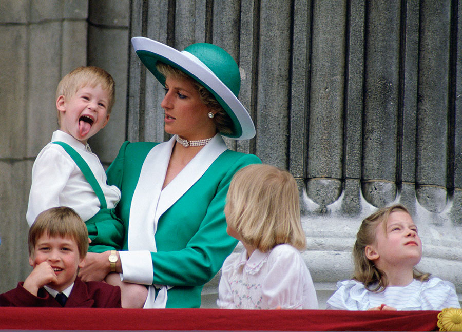 Королевские дети тоже капризничают и озорничают: подборка снимков, на которых запечатлены неподдельные эмоции