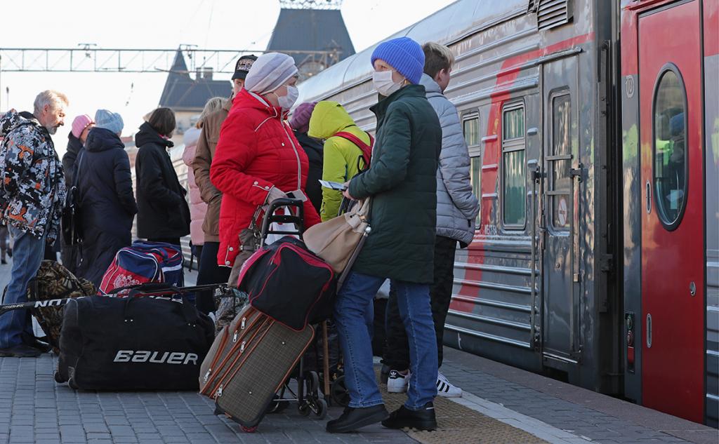 "Практически все места выкупаются": РЖД возобновили движение 80 % поездов