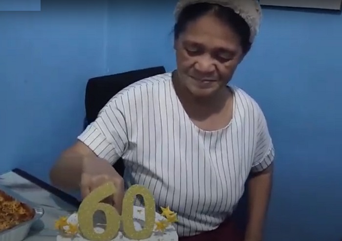 Женщине на 60-летие подарили необычный торт: такой начинки она не ожидала (видео)
