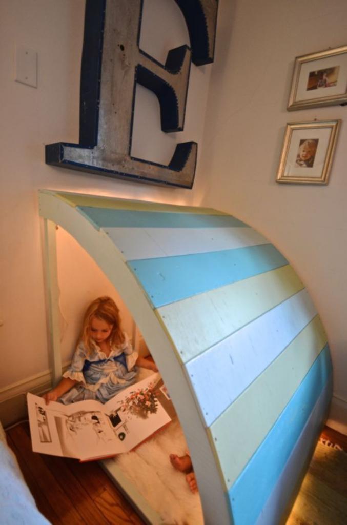 В детской комнате оборудовали уютный уголок для чтения. Малыши с удовольствием проводят там время с любимыми книгами