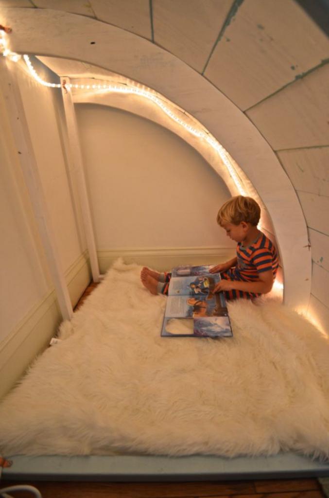 В детской комнате оборудовали уютный уголок для чтения. Малыши с удовольствием проводят там время с любимыми книгами