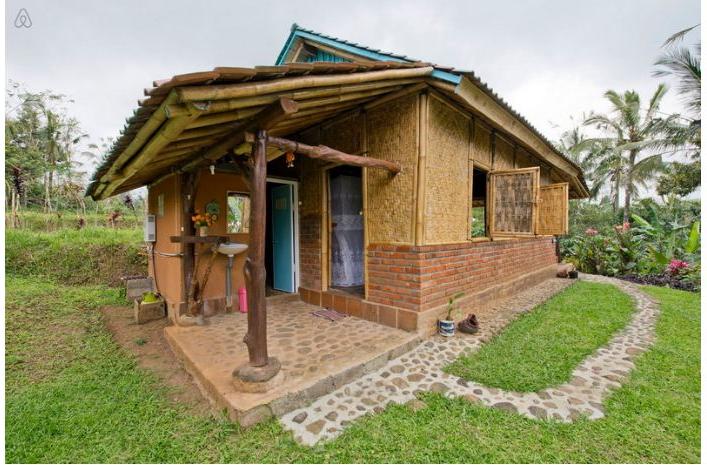 Вьетнамец построил себе дом на природе почти полностью из бамбука. Железобетонное только основание - для уверенности в надежности здания