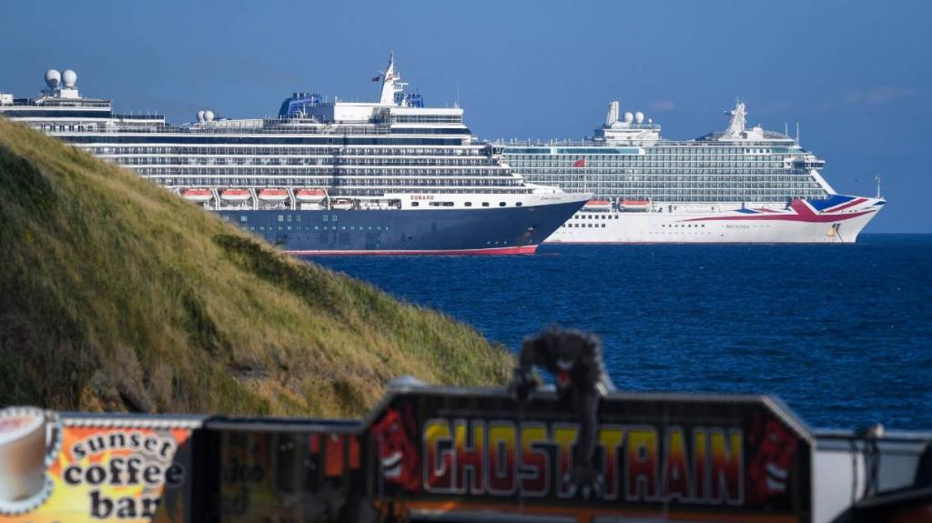 «Призрачный флот»: пустые круизные лайнеры без туристов и музыки барражируют у побережья Англии