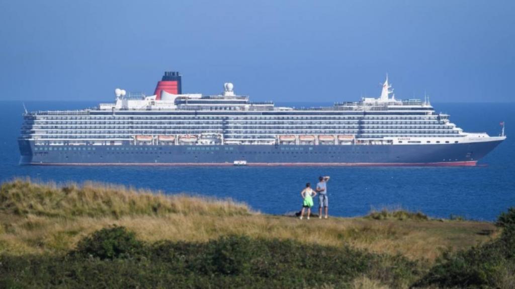 «Призрачный флот»: пустые круизные лайнеры без туристов и музыки барражируют у побережья Англии