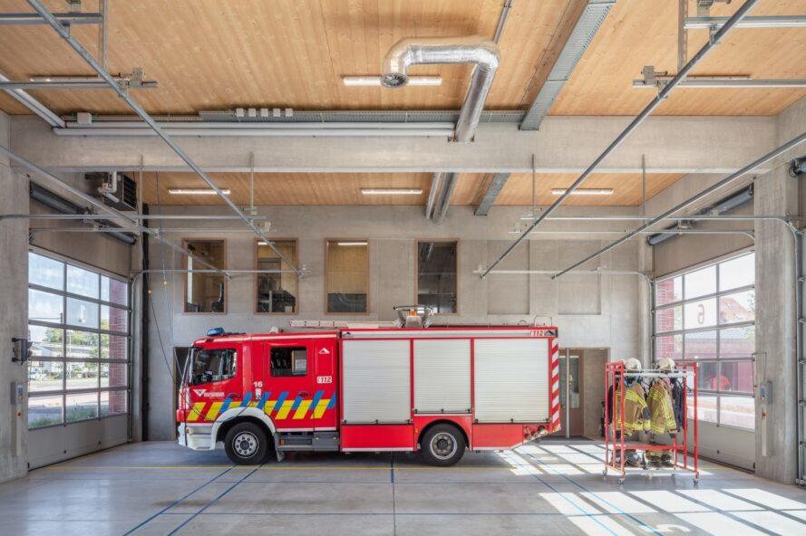 Дизайнеры из Нидерландов построили в Бельгии пожарную часть, которая работает на солнечных батареях. Здание быстро стало достопримечательностью города