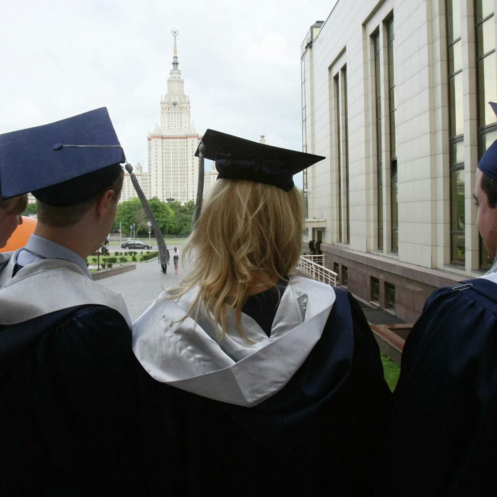 "Прорабатываем этот вопрос": в России могут ввести электронные дипломы для студентов