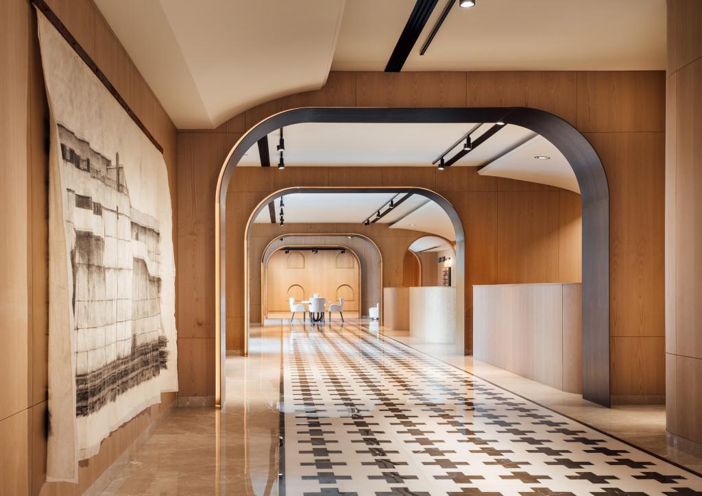 Архитектурная студия спроектировала интерьер для офиса фармацевтической компании с изогнутыми арками и сводчатыми потолками