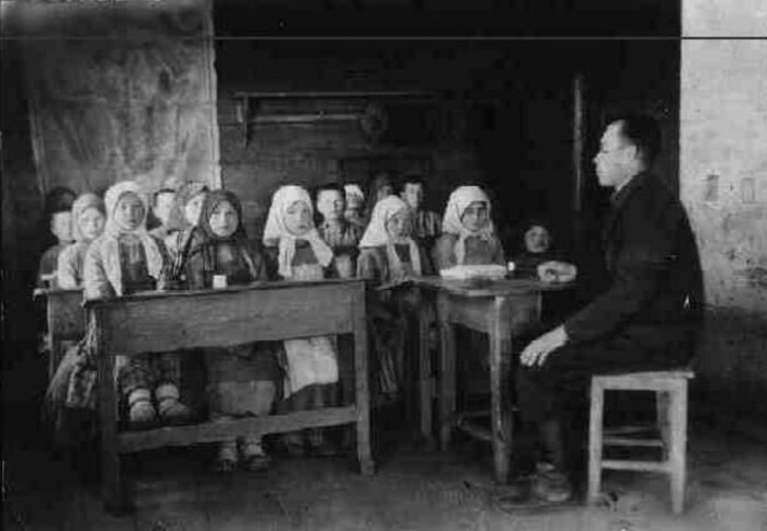 Всего 90 лет назад большая часть населения России была неграмотной. Только 31 августа 1925 года в СССР заговорили о всеобщем обучении