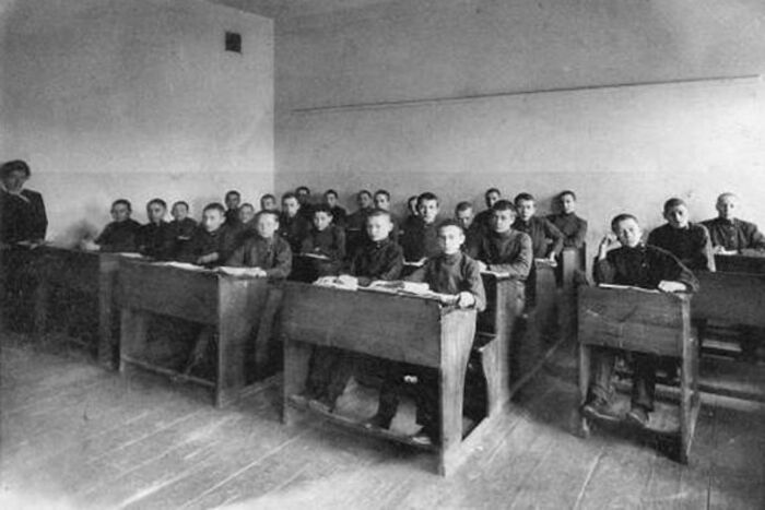 Всего 90 лет назад большая часть населения России была неграмотной. Только 31 августа 1925 года в СССР заговорили о всеобщем обучении