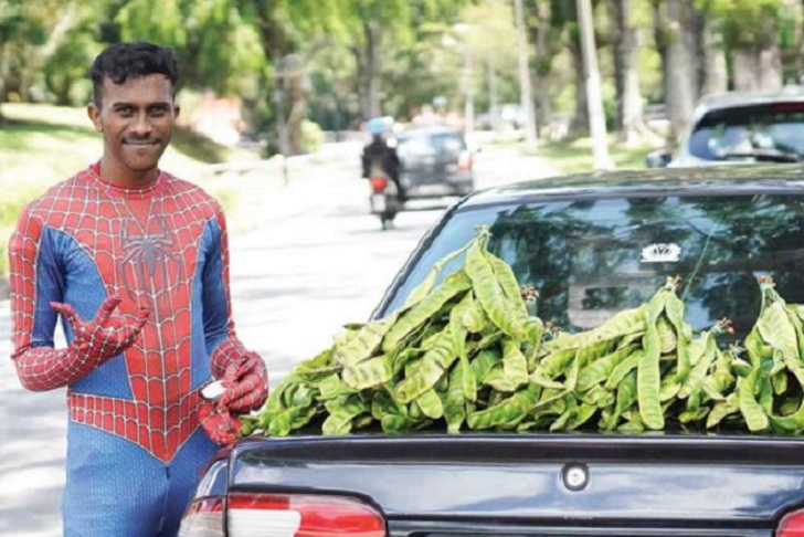 Чтобы повысить продажи и привлечь покупателей, 22-летний парень в Малайзии продает бобы в костюме Человека-паука (фото)
