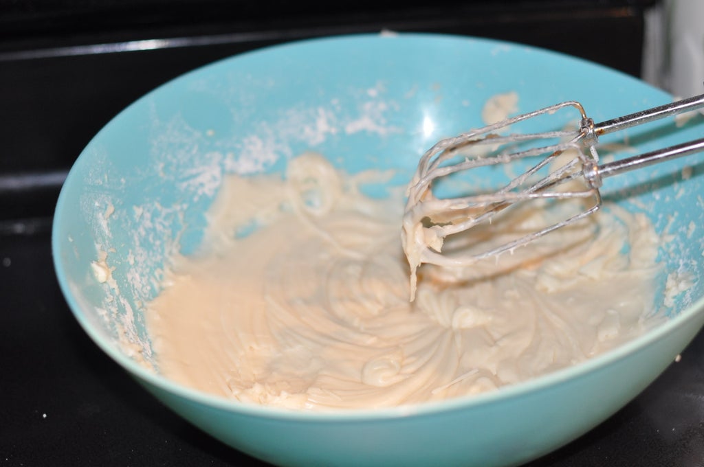 Красивая и очень вкусная сладость с белым шоколадом и клюквой: готовим пирог со сливочным кремом