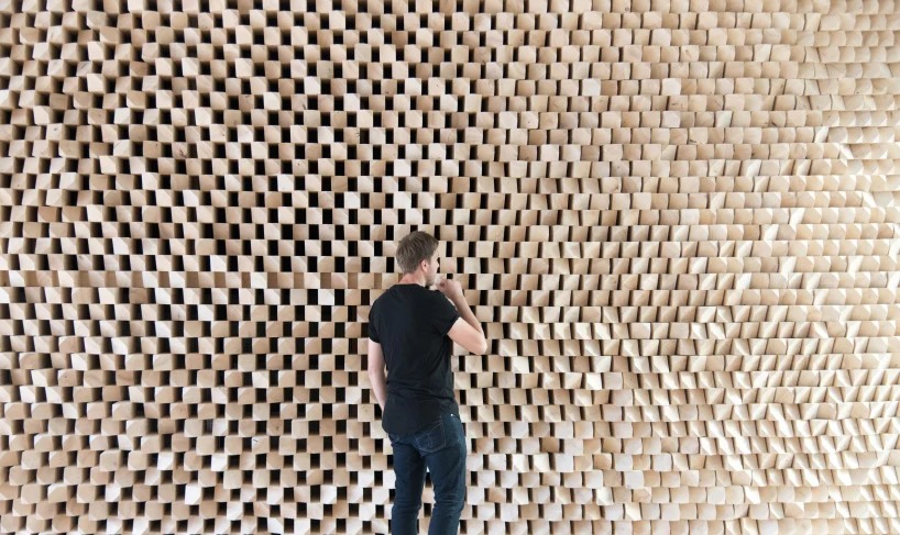Дизайнеры создали 3 деревянные стены в одном из кафе Швейцарии. 8500 идентичных блоков установлены так, чтобы улучшить акустические качества заведения