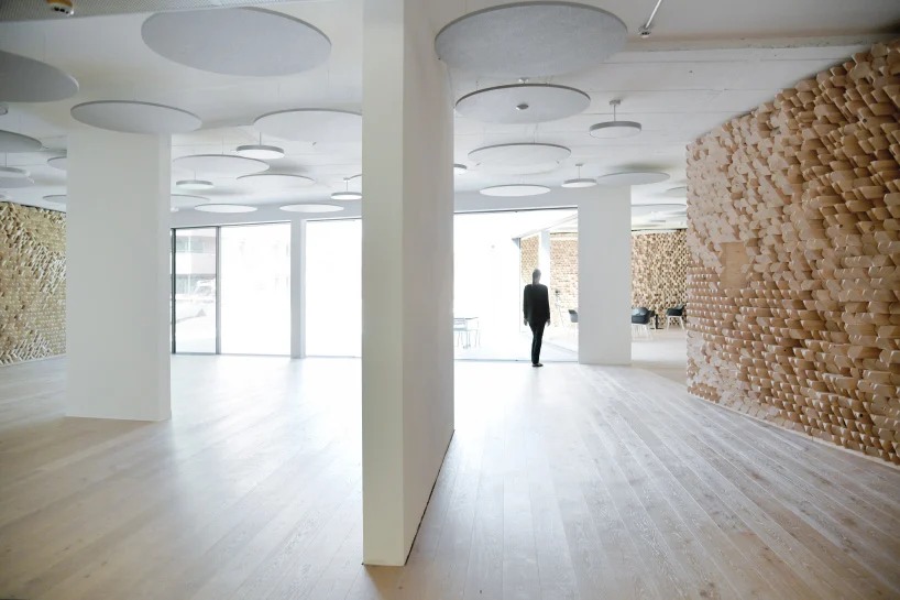 Дизайнеры создали 3 деревянные стены в одном из кафе Швейцарии. 8500 идентичных блоков установлены так, чтобы улучшить акустические качества заведения