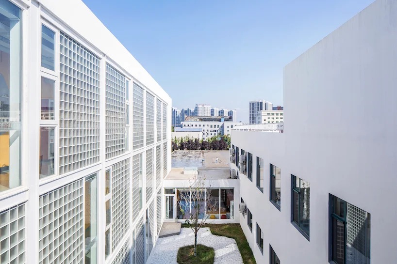 Из трех пустующих промышленных зданий в Китае сделали красочный жилой комплекс для молодежи. Всего в общежитии 102 квартиры