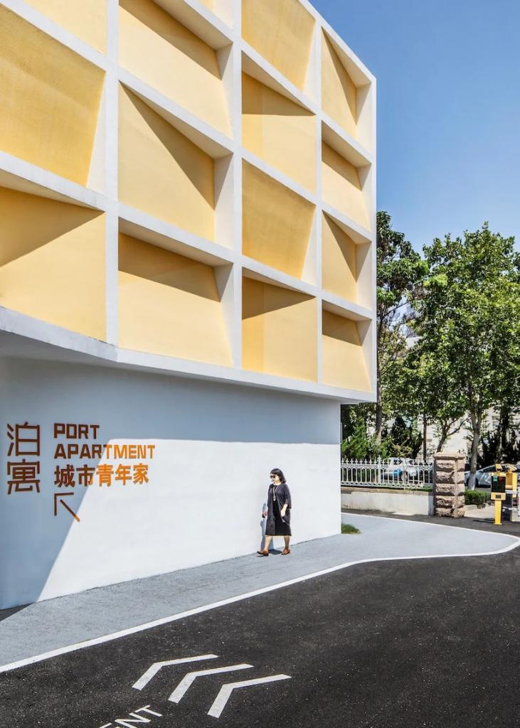 Из трех пустующих промышленных зданий в Китае сделали красочный жилой комплекс для молодежи. Всего в общежитии 102 квартиры