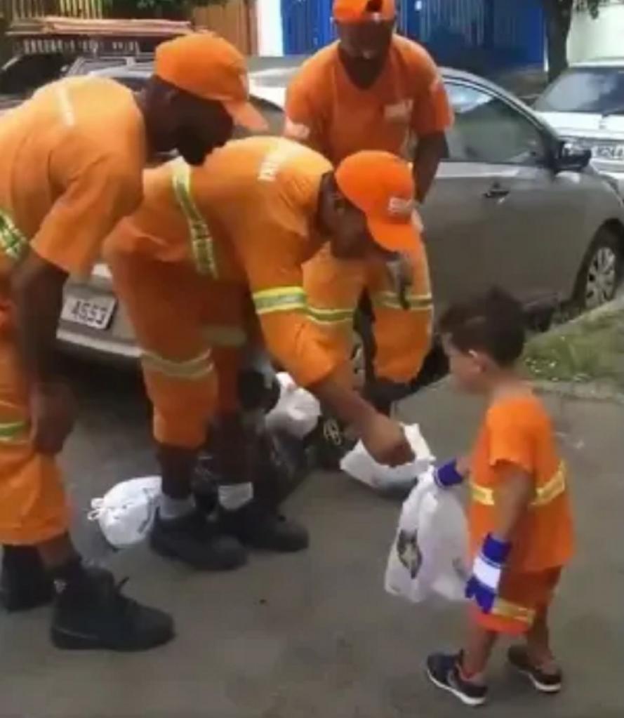 Мальчик с нетерпением ждал мусорщиков и даже надел униформу, чтобы помочь в их нелегкой работе