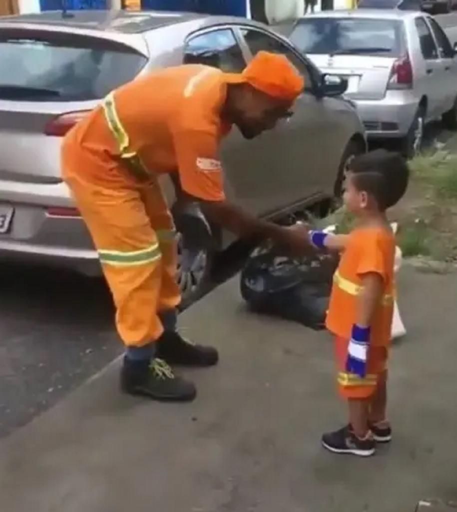 Мальчик с нетерпением ждал мусорщиков и даже надел униформу, чтобы помочь в их нелегкой работе