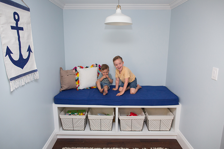 В детской мы сделали для детей уютную кровать. На ней можно отдохнуть, почитать или поиграть, а снизу есть много места для хранения