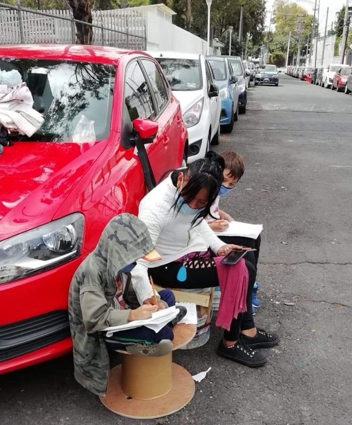Мама берет своих детей с собой на работу, а в перерывах помогает им учиться дистанционно прямо на улице