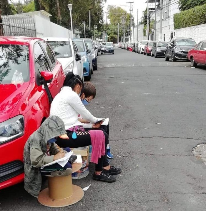 Мама берет своих детей с собой на работу, а в перерывах помогает им учиться дистанционно прямо на улице