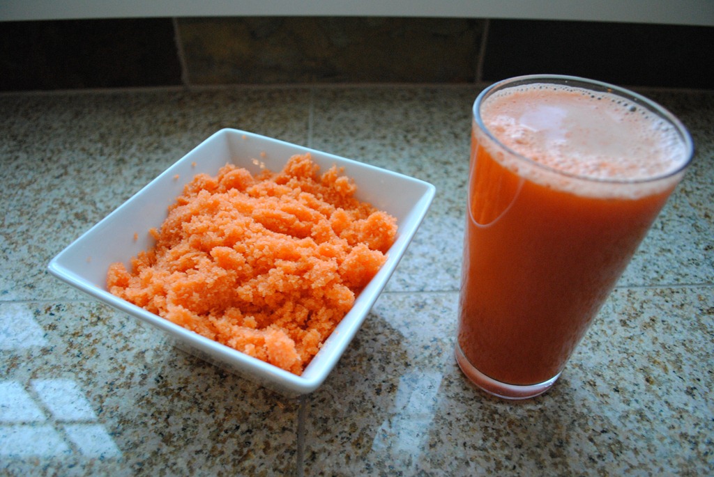 Сияние кожи и еще две весомые причины пить морковный сок натощак (чтобы он лучше усваивался, нужно добавлять в него ложку масла)