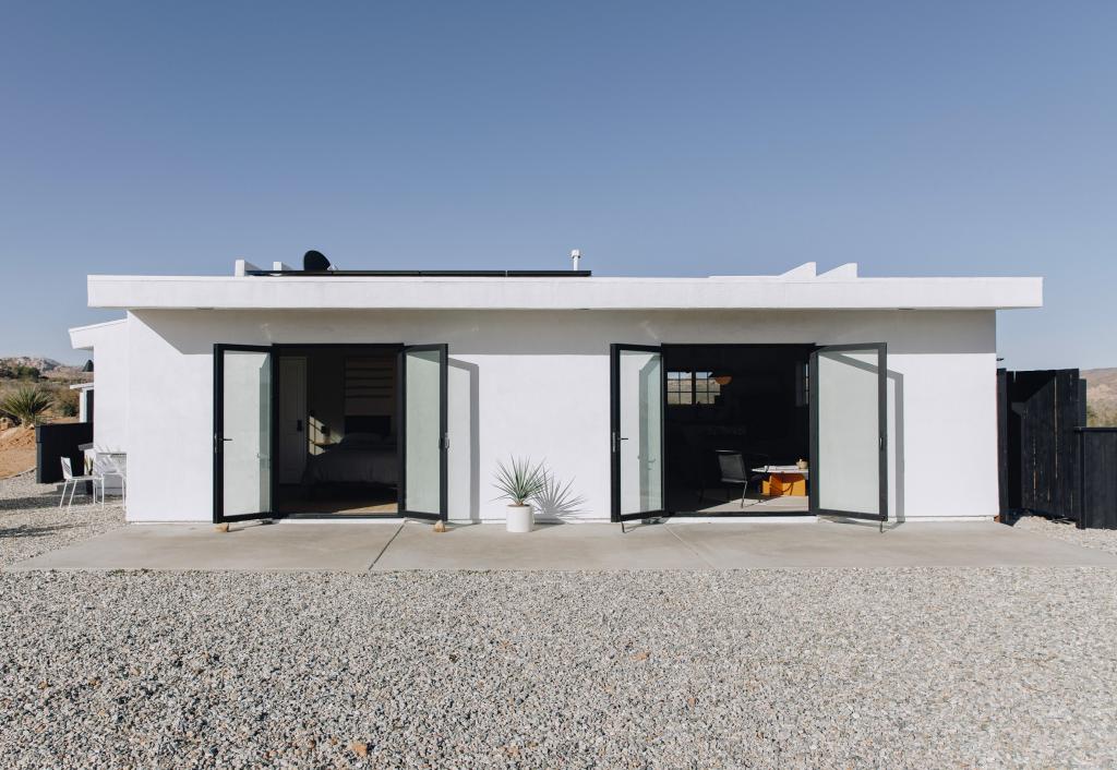 Белая штукатурка и минимум деталей: на контрасте с пейзажем калифорнийской пустыни дом смотрится идеально